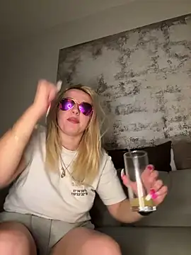 Snapshot of Strongqueen chatting on January 15, 2025, 10:24 pm Strongqueen online show from January 15, 2025, 10:24 pm