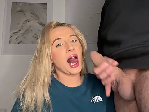 Snapshot of Strongqueen chatting on March 21, 2025, 10:39 pm Strongqueen online show from March 21, 2025, 10:39 pm