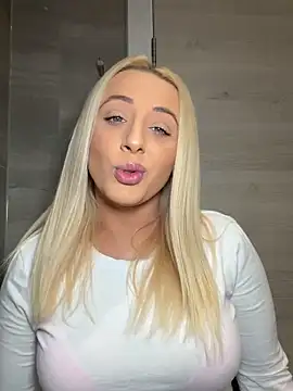 Snapshot of Strongqueen chatting on October 24, 2025, 5:09 pm Strongqueen online show from October 24, 2025, 5:09 pm