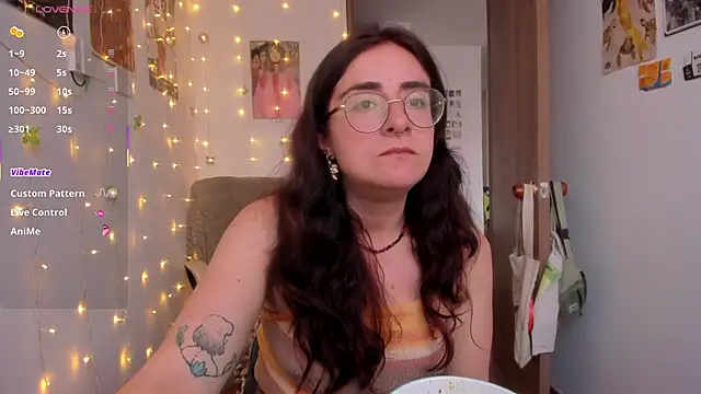 Snapshot of linda_giggle chatting on November 5, 2025, 9:59 pm linda giggle online show from November 5, 2025, 9:59 pm