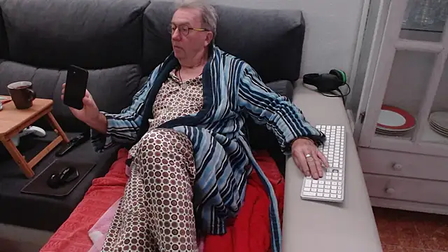 Snapshot of Nudelschwanz chatting on February 10, 2025, 4:52 am Nudelschwanz online show from February 10, 2025, 4:52 am