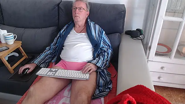 Snapshot of Nudelschwanz chatting on February 10, 2025, 4:04 pm Nudelschwanz online show from February 10, 2025, 4:04 pm