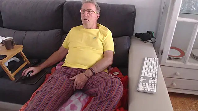 Snapshot of Nudelschwanz chatting on February 11, 2025, 2:02 pm Nudelschwanz online show from February 11, 2025, 2:02 pm