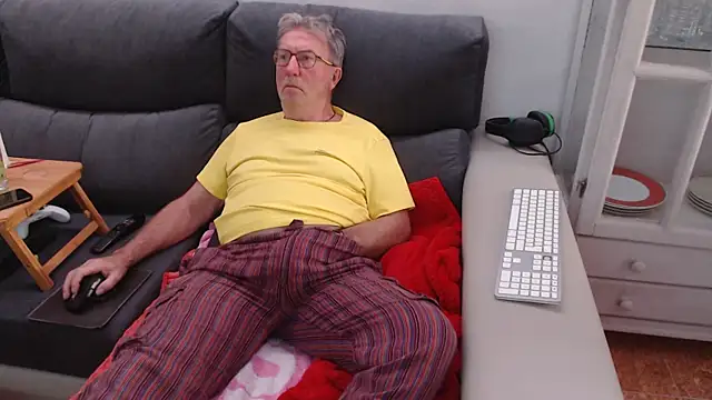 Snapshot of Nudelschwanz chatting on February 11, 2025, 5:07 pm Nudelschwanz online show from February 11, 2025, 5:07 pm