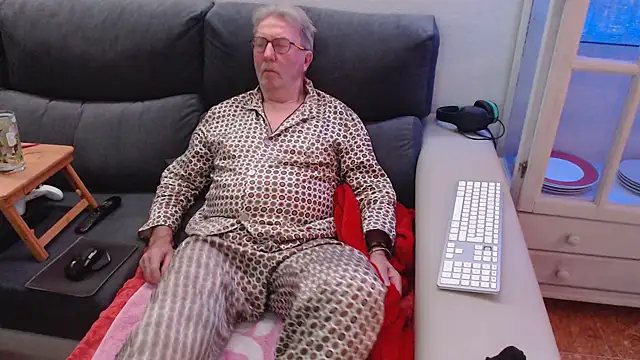 Snapshot of Nudelschwanz chatting on February 11, 2025, 10:18 pm Nudelschwanz online show from February 11, 2025, 10:18 pm