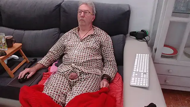 Snapshot of Nudelschwanz chatting on February 12, 2025, 6:51 am Nudelschwanz online show from February 12, 2025, 6:51 am