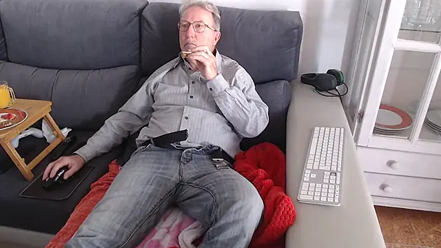 Snapshot of Nudelschwanz chatting on February 13, 2025, 11:39 am Nudelschwanz online show from February 13, 2025, 11:39 am