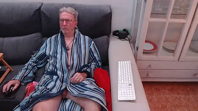 Snapshot of Nudelschwanz chatting on February 15, 2025, 11:25 pm Nudelschwanz online show from February 15, 2025, 11:25 pm