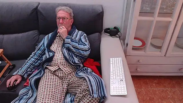 Snapshot of Nudelschwanz chatting on February 16, 2025, 8:55 pm Nudelschwanz online show from February 16, 2025, 8:55 pm