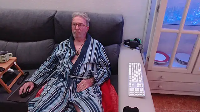 Snapshot of Nudelschwanz chatting on February 17, 2025, 8:26 pm Nudelschwanz online show from February 17, 2025, 8:26 pm