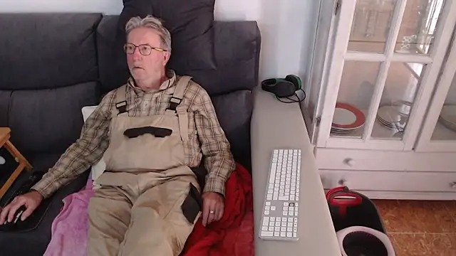 Snapshot of Nudelschwanz chatting on February 21, 2025, 4:59 pm Nudelschwanz online show from February 21, 2025, 4:59 pm