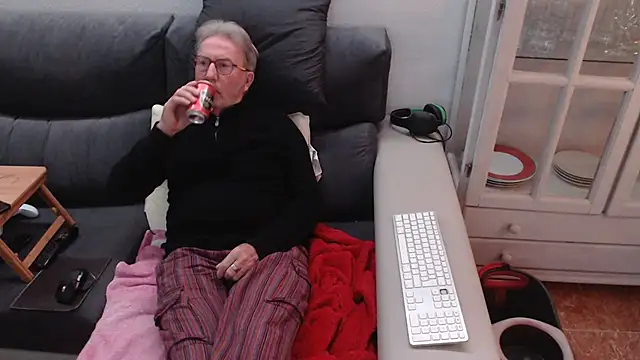 Snapshot of Nudelschwanz chatting on February 22, 2025, 9:04 pm Nudelschwanz online show from February 22, 2025, 9:04 pm