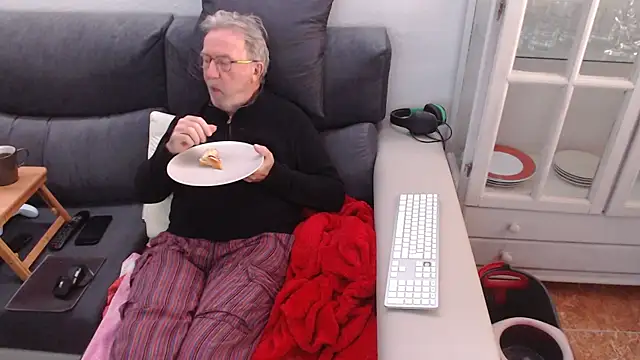 Snapshot of Nudelschwanz chatting on February 23, 2025, 2:46 pm Nudelschwanz online show from February 23, 2025, 2:46 pm