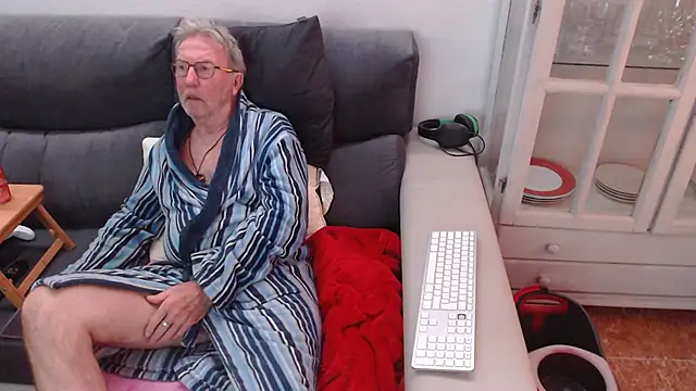 Snapshot of Nudelschwanz chatting on February 23, 2025, 6:12 pm Nudelschwanz online show from February 23, 2025, 6:12 pm