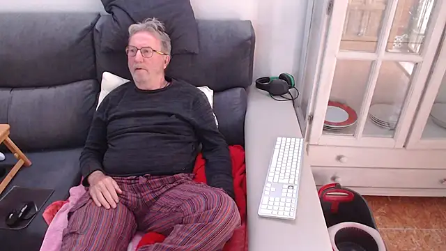 Snapshot of Nudelschwanz chatting on February 24, 2025, 5:31 pm Nudelschwanz online show from February 24, 2025, 5:31 pm