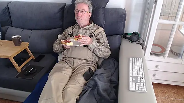 Snapshot of Nudelschwanz chatting on February 28, 2025, 3:26 pm Nudelschwanz online show from February 28, 2025, 3:26 pm