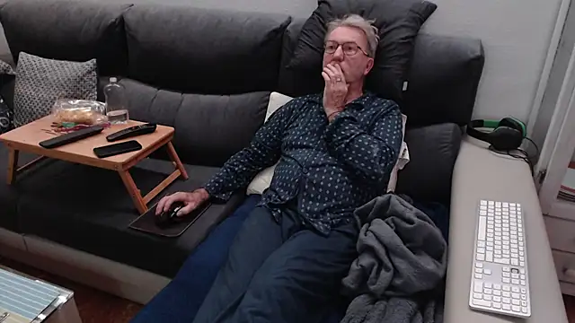 Snapshot of Nudelschwanz chatting on March 3, 2025, 5:53 am Nudelschwanz online show from March 3, 2025, 5:53 am