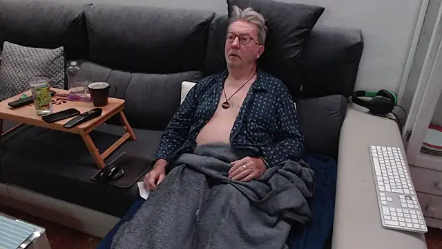 Snapshot of Nudelschwanz chatting on March 4, 2025, 10:46 am Nudelschwanz online show from March 4, 2025, 10:46 am