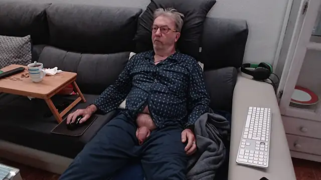 Snapshot of Nudelschwanz chatting on March 5, 2025, 1:52 am Nudelschwanz online show from March 5, 2025, 1:52 am