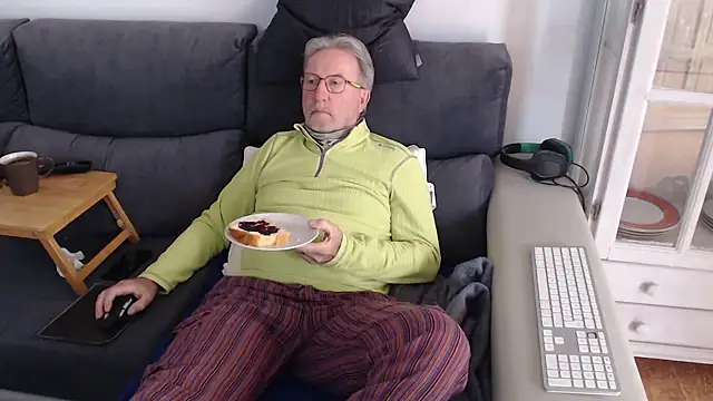 Snapshot of Nudelschwanz chatting on March 7, 2025, 3:49 pm Nudelschwanz online show from March 7, 2025, 3:49 pm