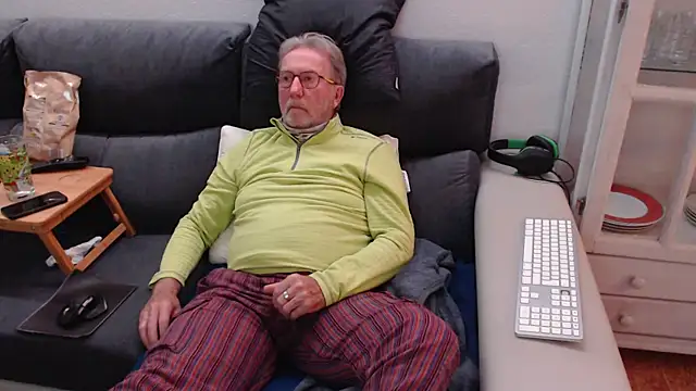 Snapshot of Nudelschwanz chatting on March 7, 2025, 6:54 pm Nudelschwanz online show from March 7, 2025, 6:54 pm