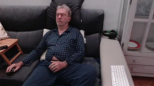 Snapshot of Nudelschwanz chatting on March 8, 2025, 4:34 am Nudelschwanz online show from March 8, 2025, 4:34 am