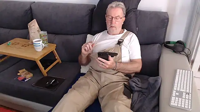 Snapshot of Nudelschwanz chatting on March 8, 2025, 9:28 am Nudelschwanz online show from March 8, 2025, 9:28 am