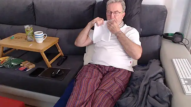 Snapshot of Nudelschwanz chatting on March 8, 2025, 3:56 pm Nudelschwanz online show from March 8, 2025, 3:56 pm