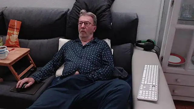 Snapshot of Nudelschwanz chatting on March 9, 2025, 4:16 am Nudelschwanz online show from March 9, 2025, 4:16 am