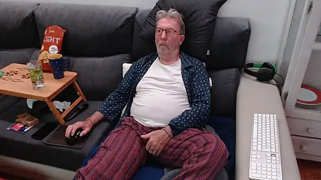 Snapshot of Nudelschwanz chatting on March 9, 2025, 10:19 pm Nudelschwanz online show from March 9, 2025, 10:19 pm