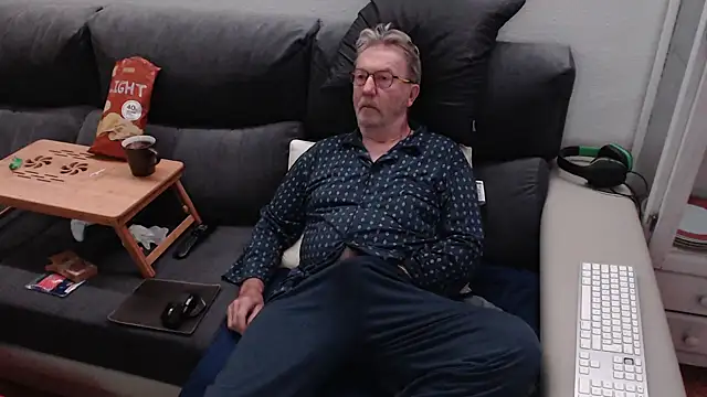 Snapshot of Nudelschwanz chatting on March 10, 2025, 3:45 am Nudelschwanz online show from March 10, 2025, 3:45 am