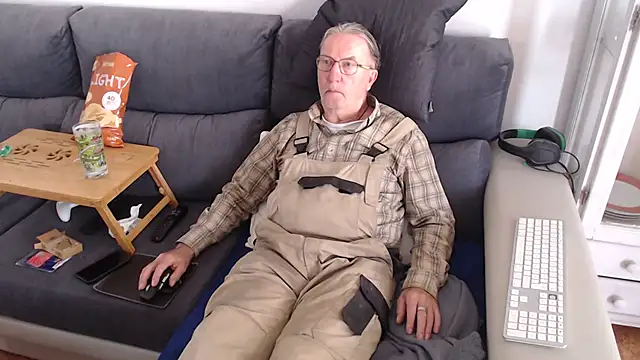 Snapshot of Nudelschwanz chatting on March 10, 2025, 12:04 pm Nudelschwanz online show from March 10, 2025, 12:04 pm