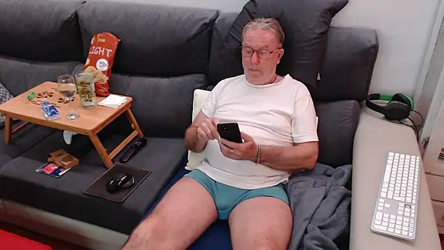 Snapshot of Nudelschwanz chatting on March 10, 2025, 6:23 pm Nudelschwanz online show from March 10, 2025, 6:23 pm