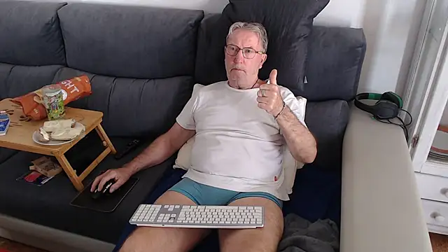 Snapshot of Nudelschwanz chatting on March 11, 2025, 12:39 pm Nudelschwanz online show from March 11, 2025, 12:39 pm