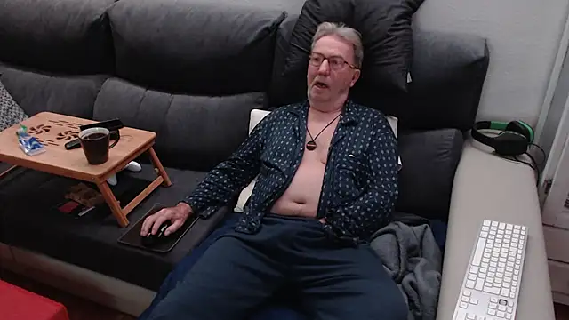 Snapshot of Nudelschwanz chatting on March 12, 2025, 5:46 am Nudelschwanz online show from March 12, 2025, 5:46 am