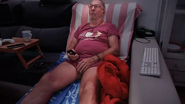 Snapshot of Nudelschwanz chatting on October 10, 2025, 3:05 am Nudelschwanz online show from October 10, 2025, 3:05 am