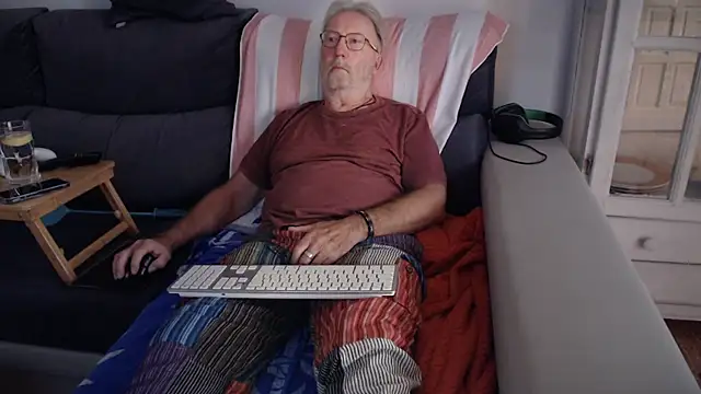 Snapshot of Nudelschwanz chatting on October 12, 2025, 4:39 pm Nudelschwanz online show from October 12, 2025, 4:39 pm