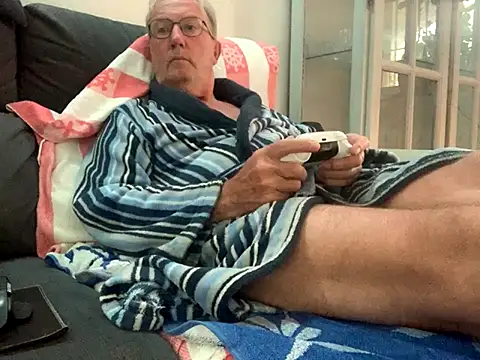 Snapshot of Nudelschwanz chatting on November 1, 2025, 4:31 pm Nudelschwanz online show from November 1, 2025, 4:31 pm