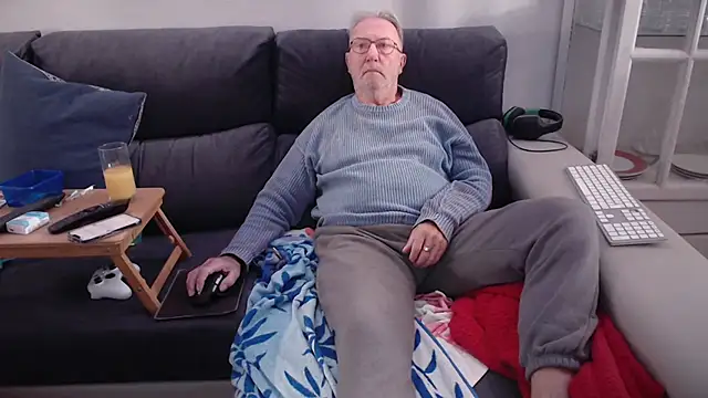 Snapshot of Nudelschwanz chatting on December 2, 2025, 1:17 pm Nudelschwanz online show from December 2, 2025, 1:17 pm