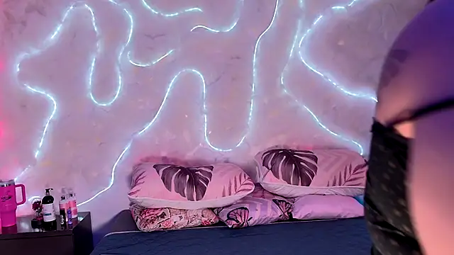 emmajohnss online show from December 17, 2025, 5:13 am