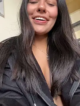 Snapshot of DaphneUwu chatting on December 29, 2024, 8:26 pm DaphneUwu online show from December 29, 2024, 8:26 pm