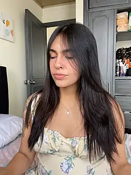 Snapshot of DaphneUwu chatting on February 14, 2025, 3:05 pm DaphneUwu online show from February 14, 2025, 3:05 pm