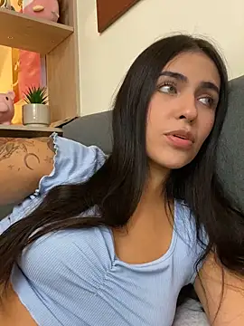 Snapshot of DaphneUwu chatting on October 19, 2025, 1:39 am DaphneUwu online show from October 19, 2025, 1:39 am