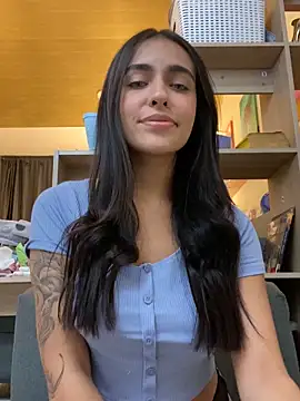 Snapshot of DaphneUwu chatting on October 23, 2025, 3:06 am DaphneUwu online show from October 23, 2025, 3:06 am