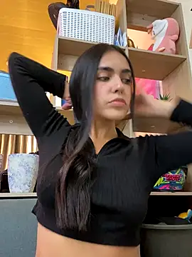 Snapshot of DaphneUwu chatting on October 28, 2025, 12:47 am DaphneUwu online show from October 28, 2025, 12:47 am