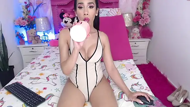 Divaxhermosa online show from May 27, 2026, 10:29 pm