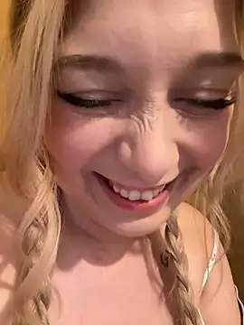 CherryAuroraa online show from December 15, 2024, 1:32 pm