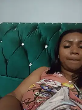 Snapshot of louise_nails chatting on May 17, 2026, 11:28 am louise nails online show from May 17, 2026, 11:28 am
