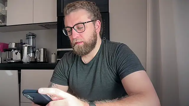 Bear bear  online show from April 20, 2026, 7:55 am