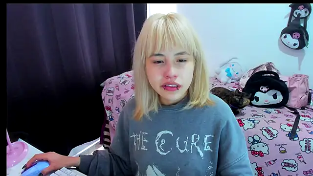 Akane-Mou online show from December 14, 2025, 2:44 pm